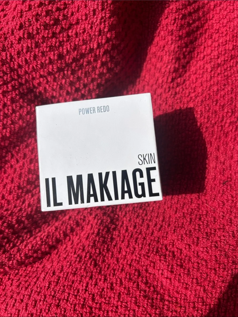 IL MAKIAGE White Compact on Red Knit